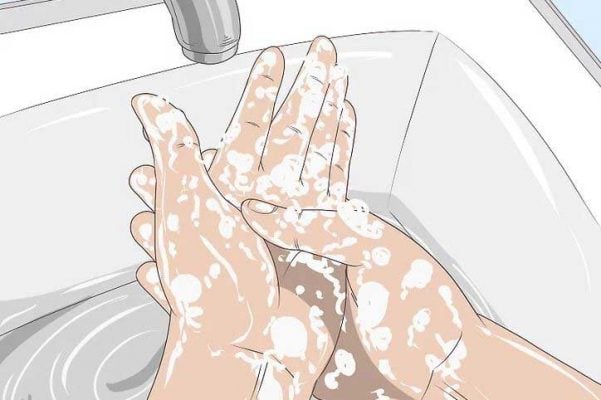شستو شوی دستها قبل از پاک کردن چشم