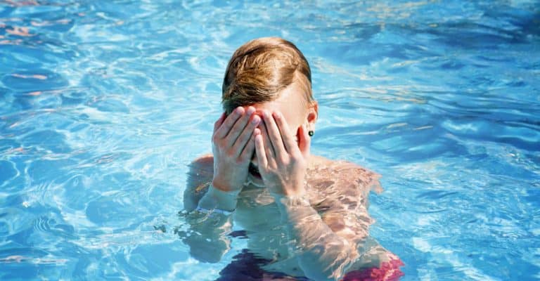 در صورت تماس لنز با آب چه کارهایی میتوان انجام داد