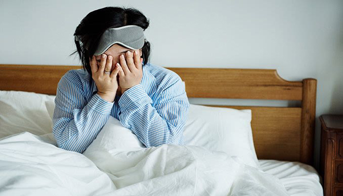 خطرات خوابیدن با لنزهای تماسی
